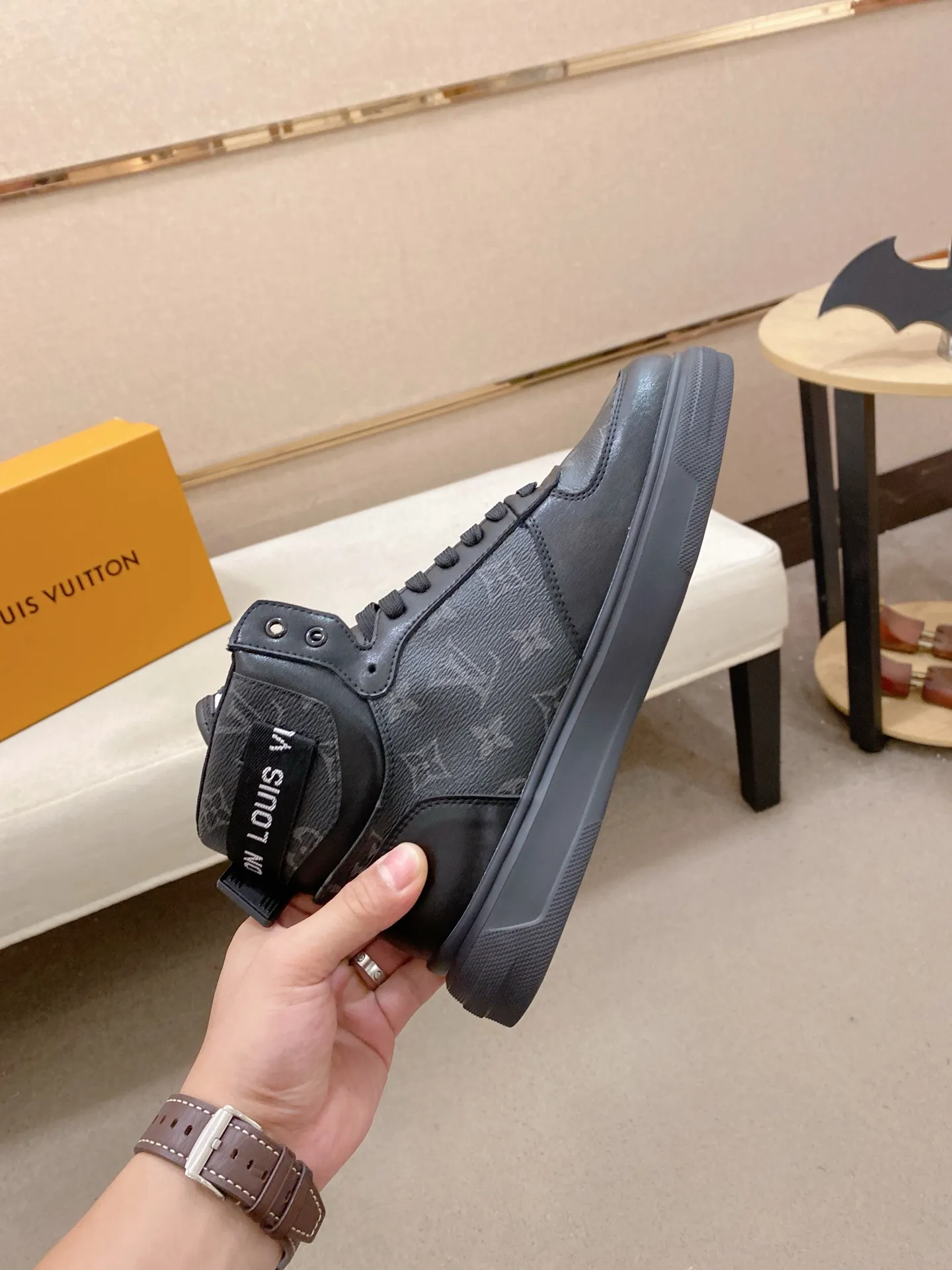 Men's shoes 420💰louis vuitton (Louis Vuitton/lv)🔍🔍The new counters are on sale at the same time. The uppers are imported from Italy. ⃣️Re-engraved🇮🇹💪💪, ⚠Sole: The original sole is specially provided by the original factory, the exclusive movable molded sole is super comfortable, ⚠Original and single goods 🔍high quality, you can enter and leave the counter at will, welcome to compare⚠. Code number: 38-44 (45/customized, non-refundable)